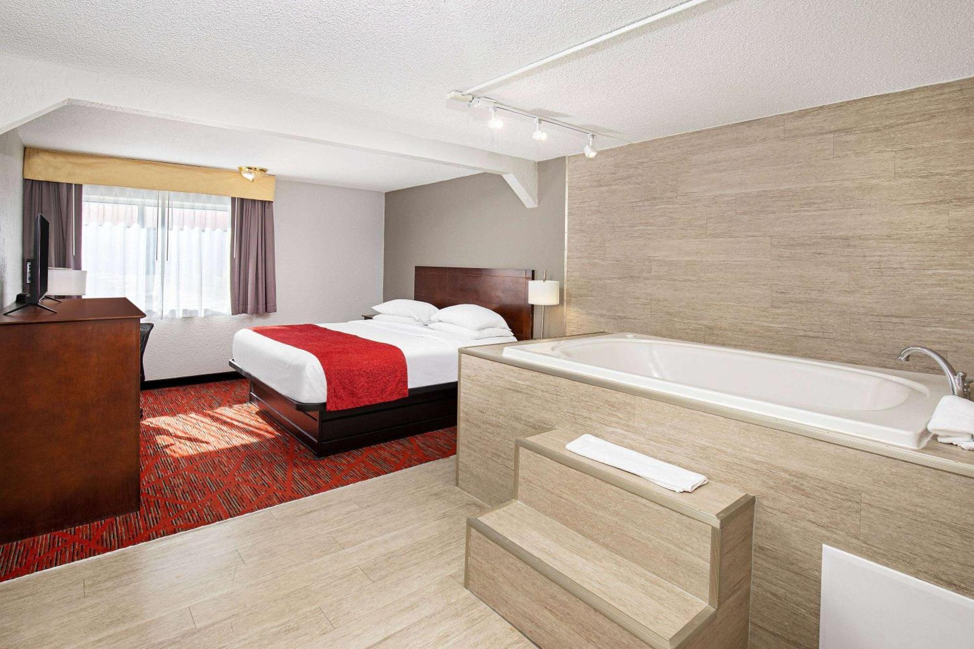 Ramada By Wyndham Боулинг Грийн Екстериор снимка