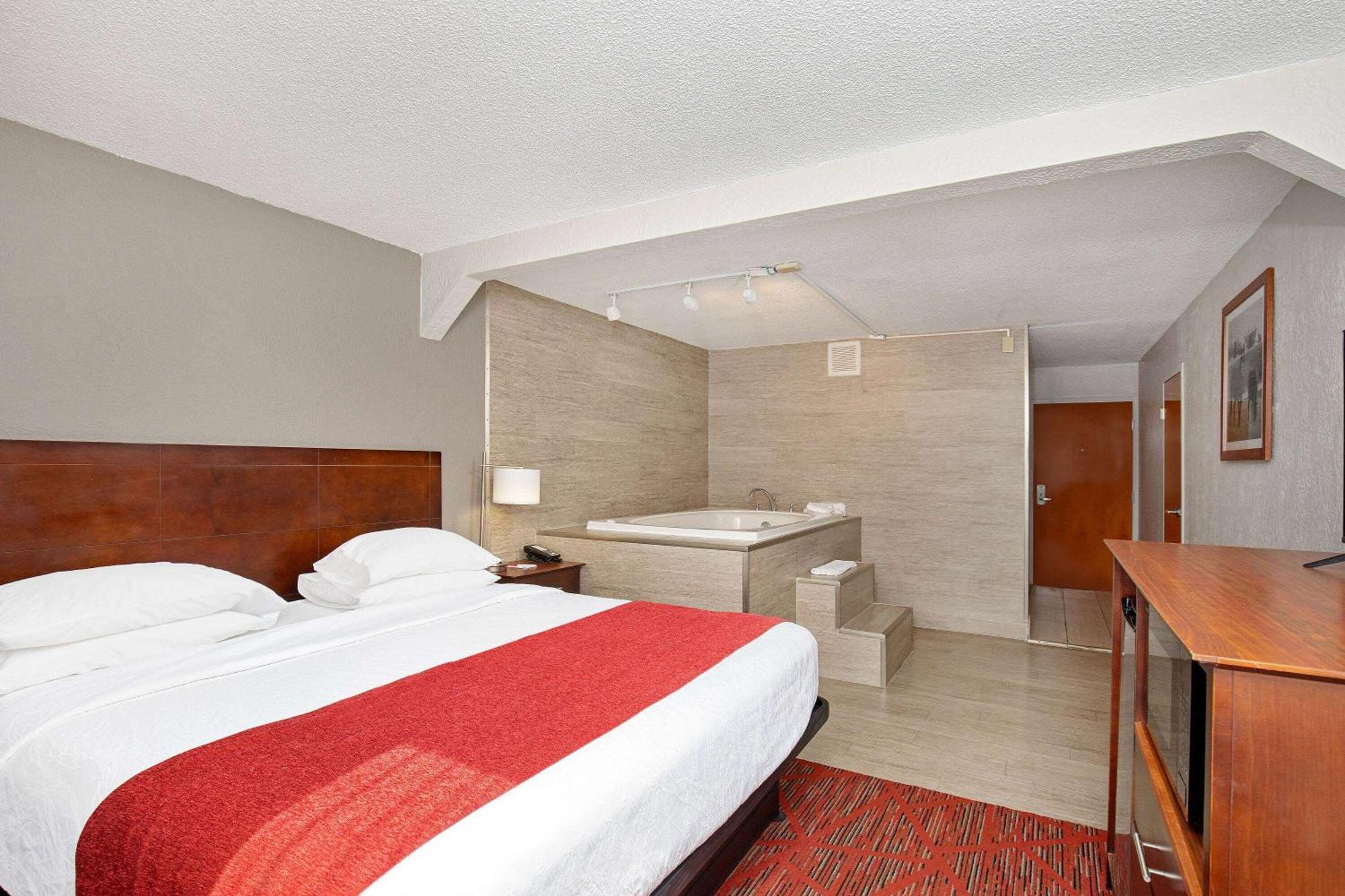 Ramada By Wyndham Боулинг Грийн Екстериор снимка